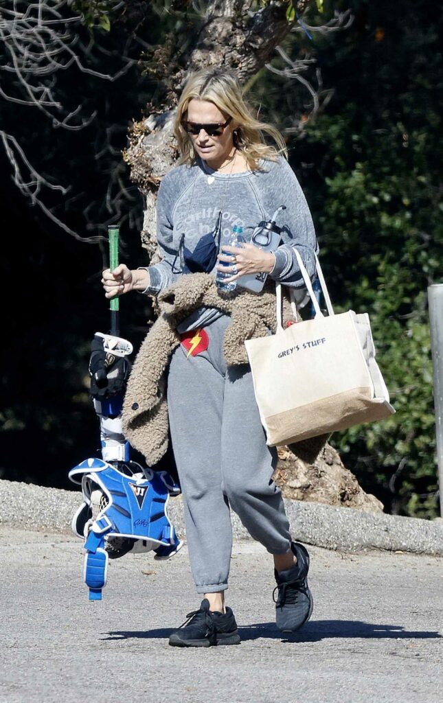 Molly Sims in a Grey Sweatpants