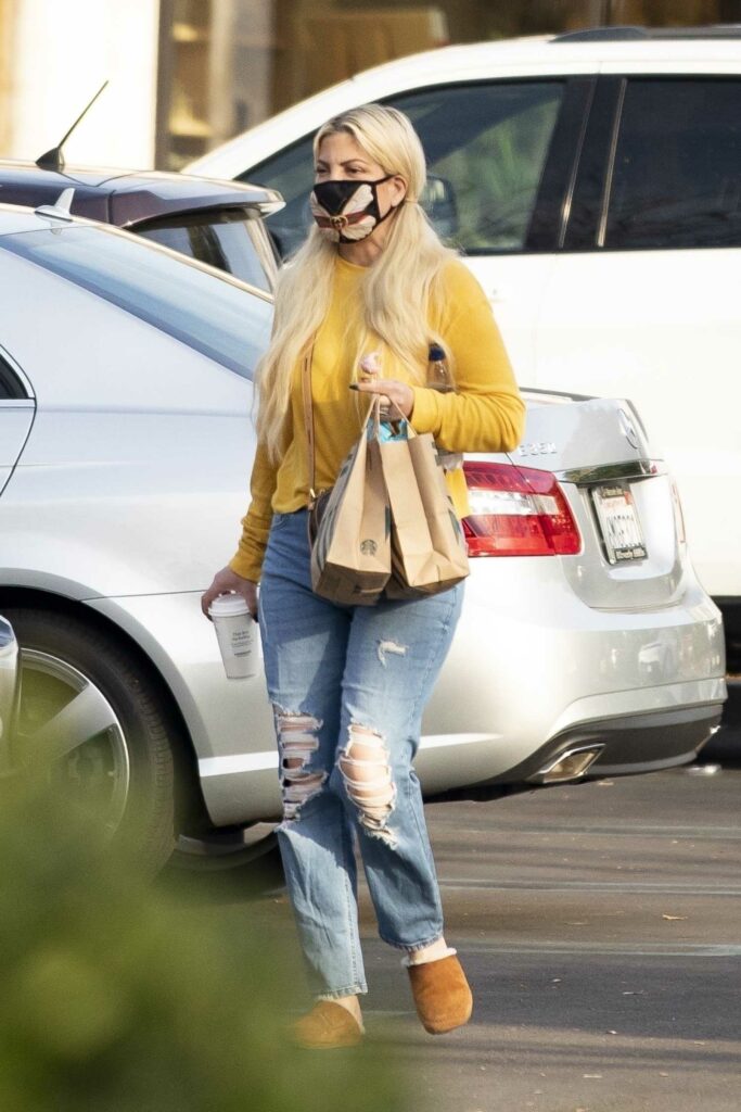 Tori Spelling in a Blue Ripped Jeans Was Seen Out in Calabasas – Celeb ...