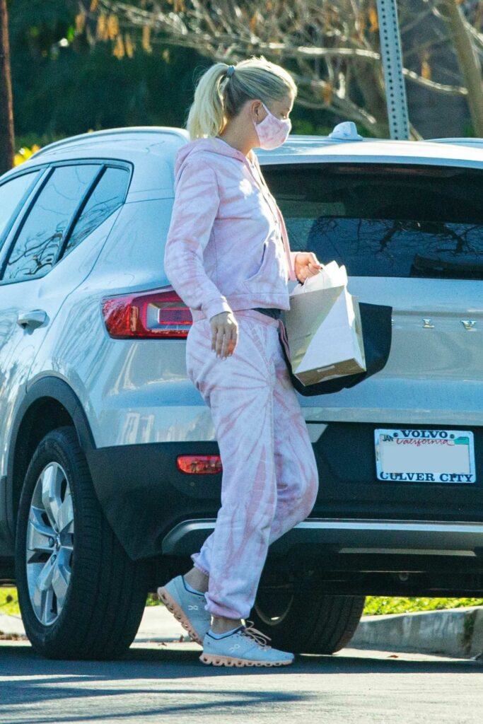 Amanda Kloots in a Pink Sweatsuit