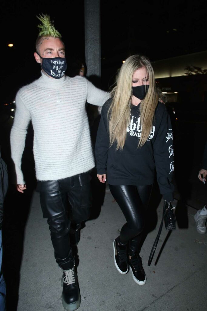Avril Lavigne In A Black Outfit Arrives At Boa Steakhouse With Mod Sun For A Dinner In West 