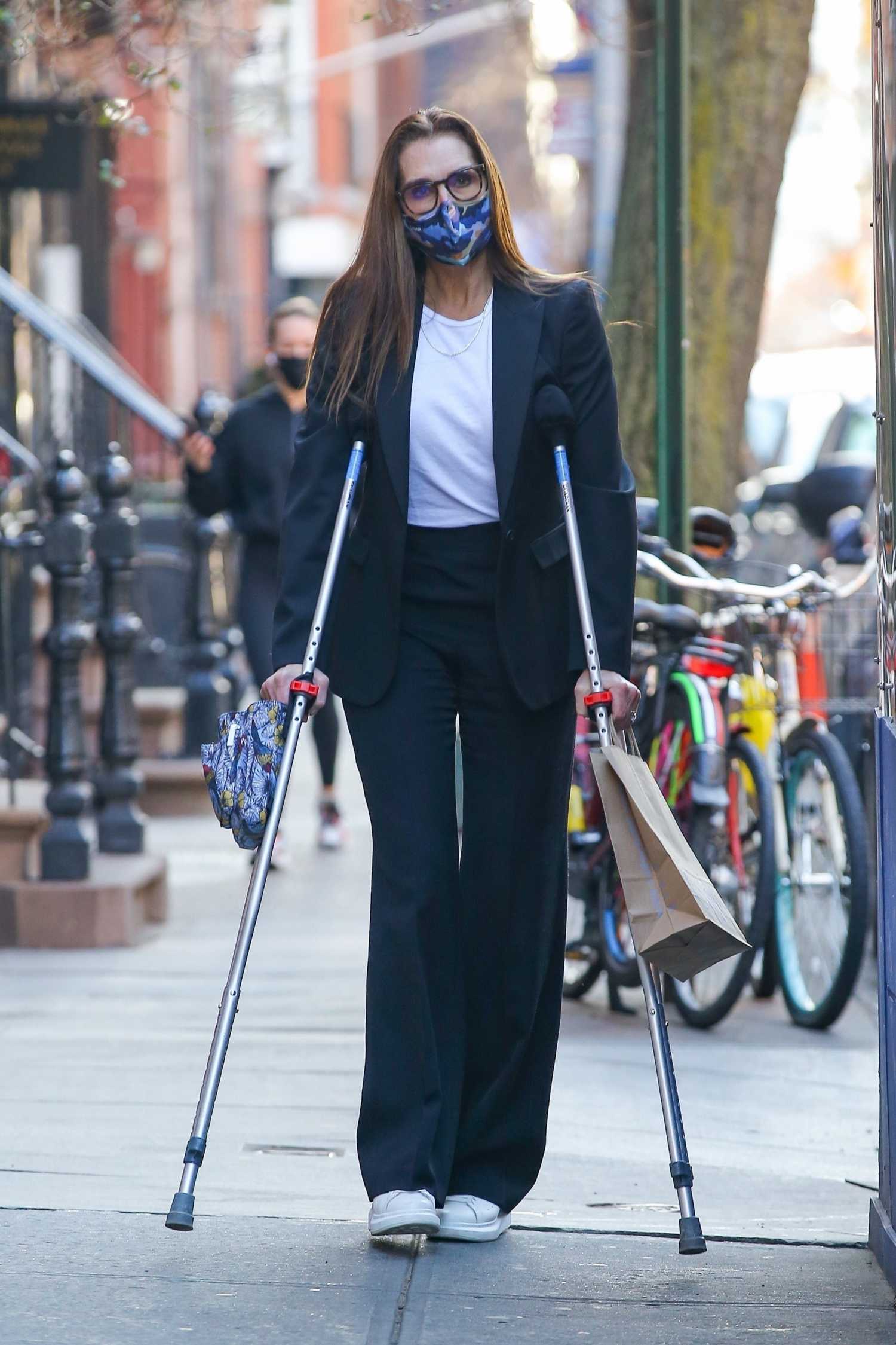 Brooke Shields on Crutches Was Seen Out with a Friend in 