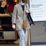 Daisy Edgar-Jones in a Black Protective Mask Goes Shopping in Vancouver 03/14/2021