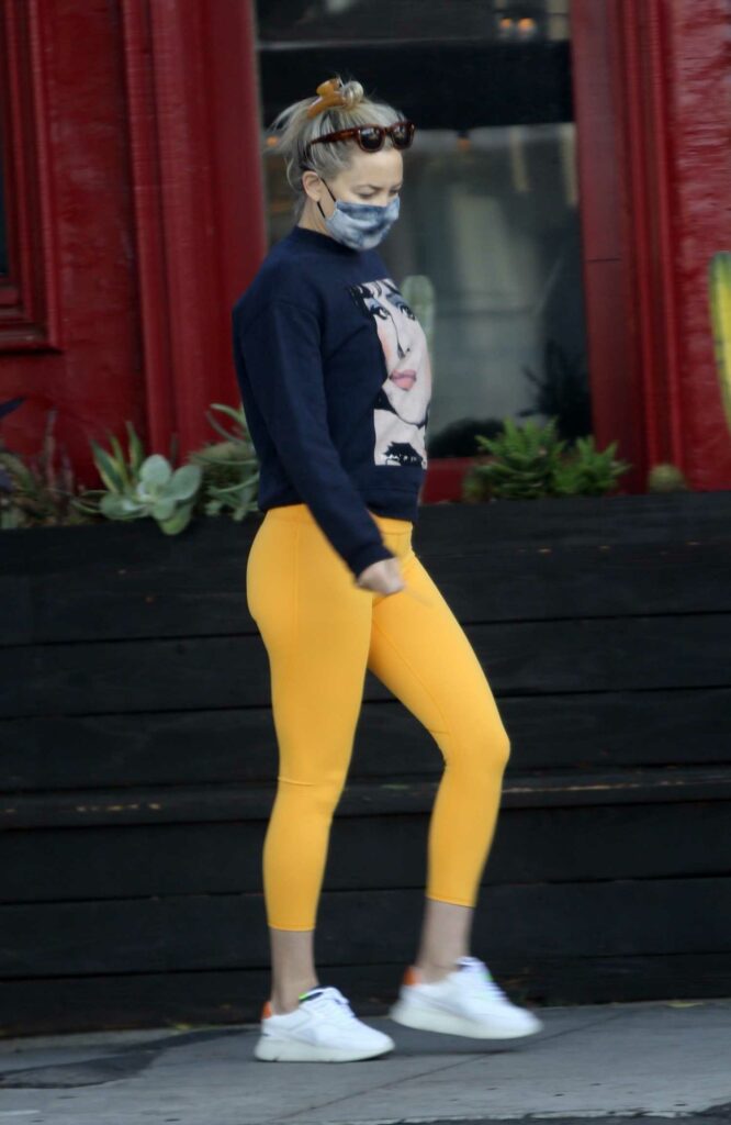Kate Hudson in a Yellow Leggings