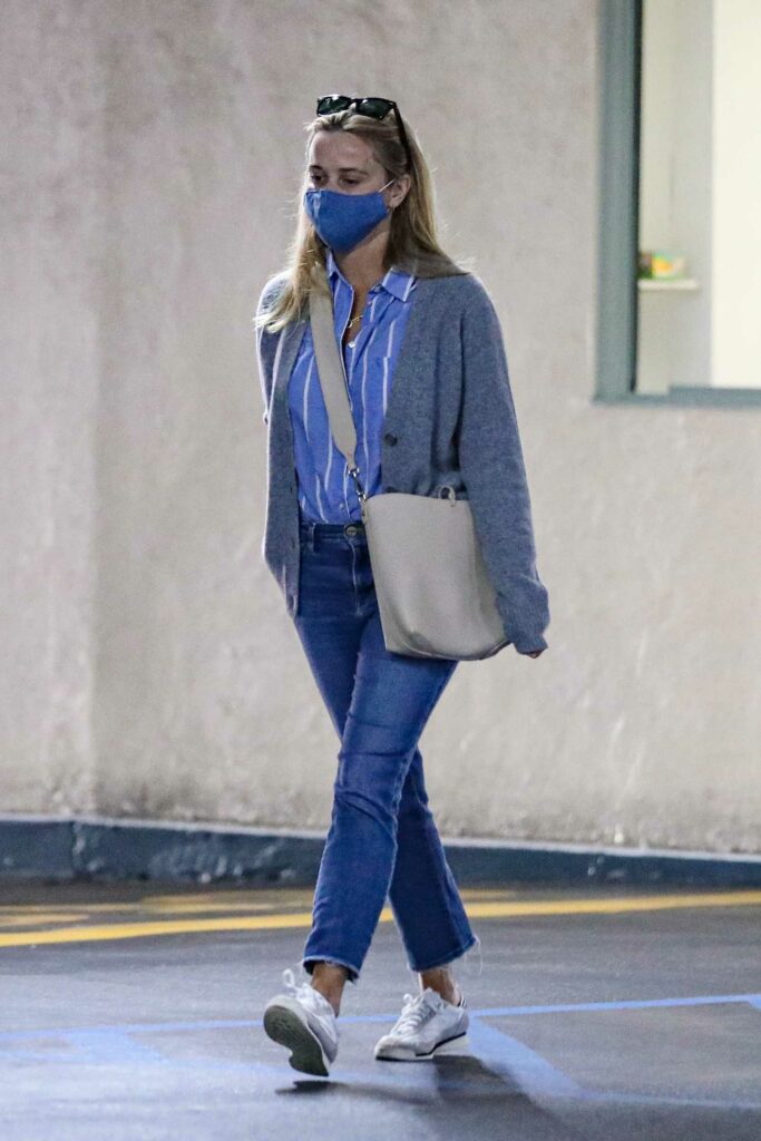 Reese Witherspoon in a Grey Cardigan