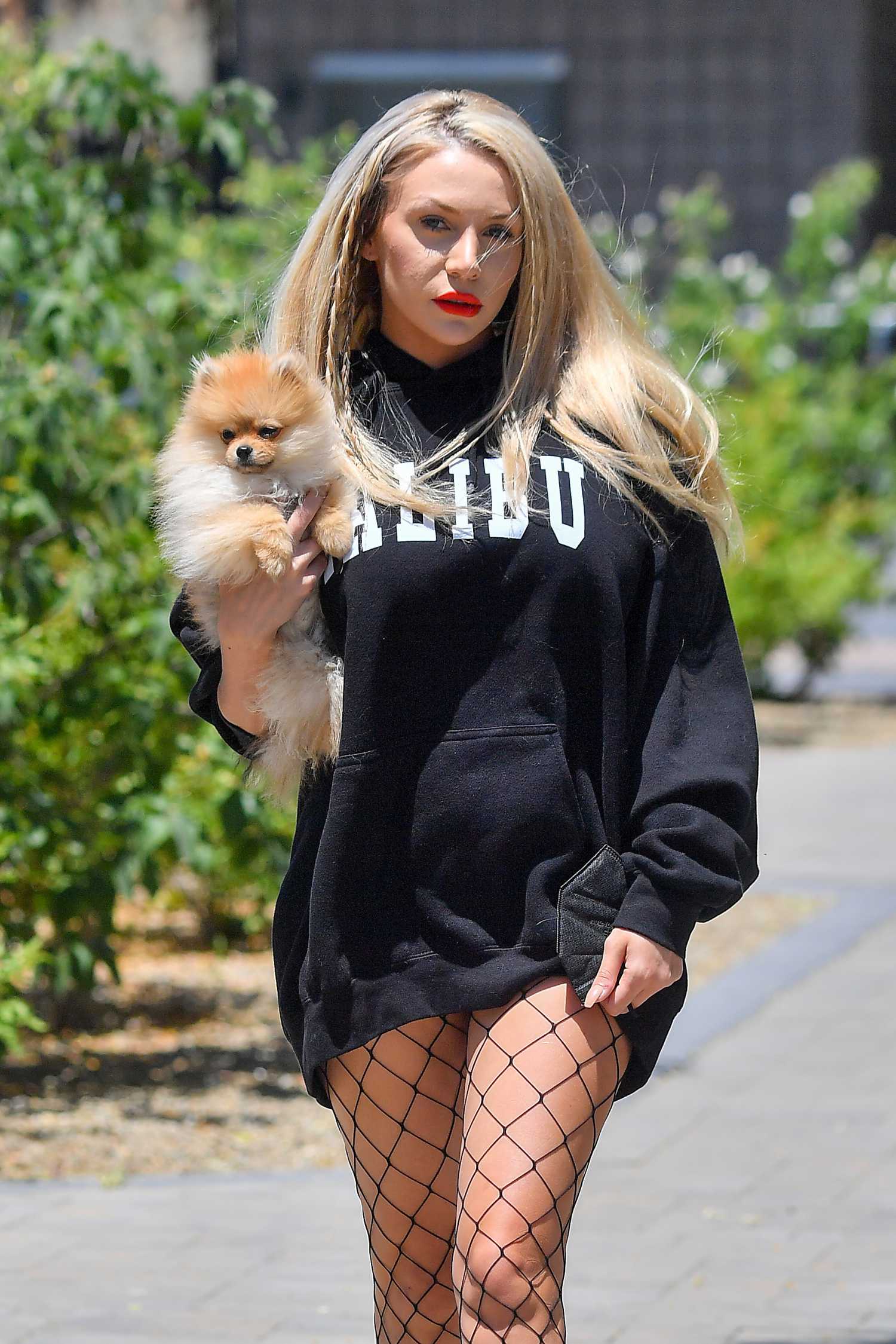 Courtney Stodden in a Black Hoodie Was Seen Out with Her Boyfriend ...