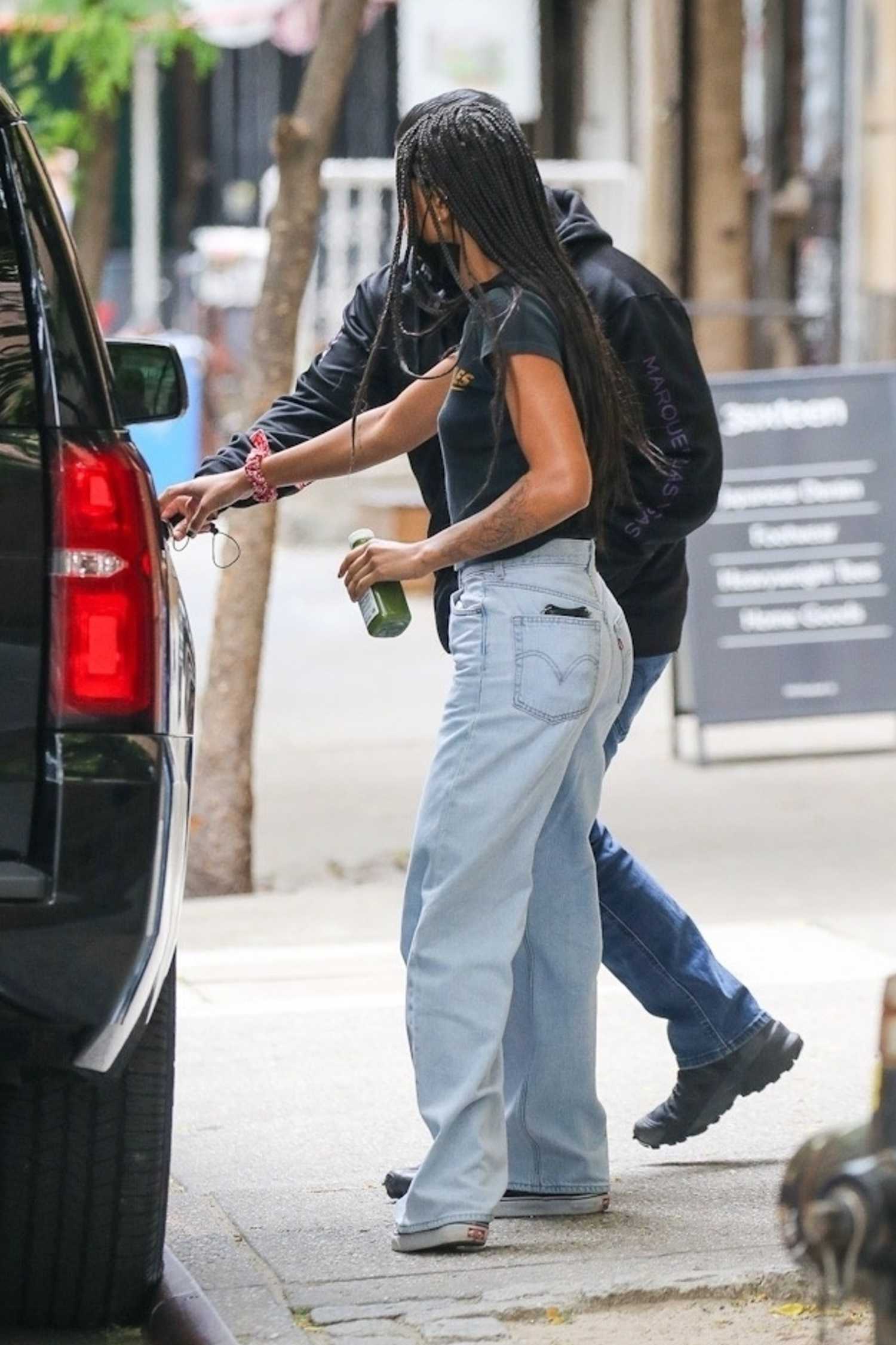 Willow Smith in a Blue Jeans Was Seen Out in New York – Celeb Donut
