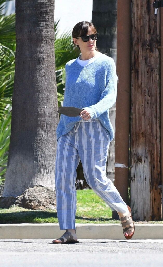 Jennifer Garner in a Striped Pants