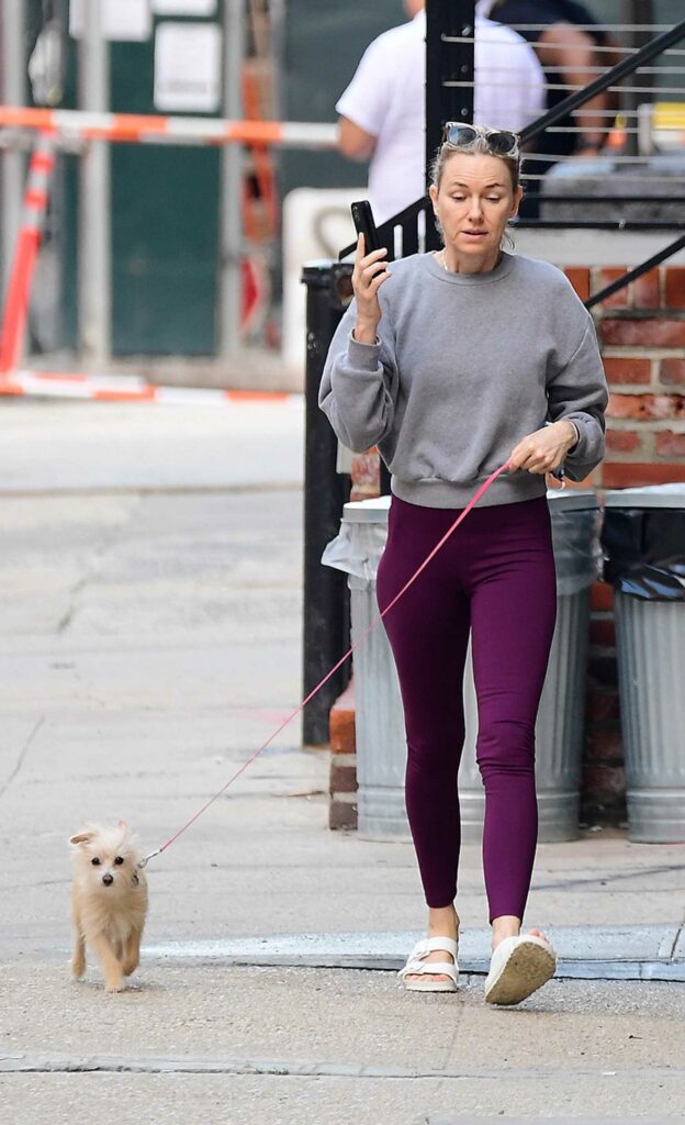 Naomi Watts in a Purple Leggings