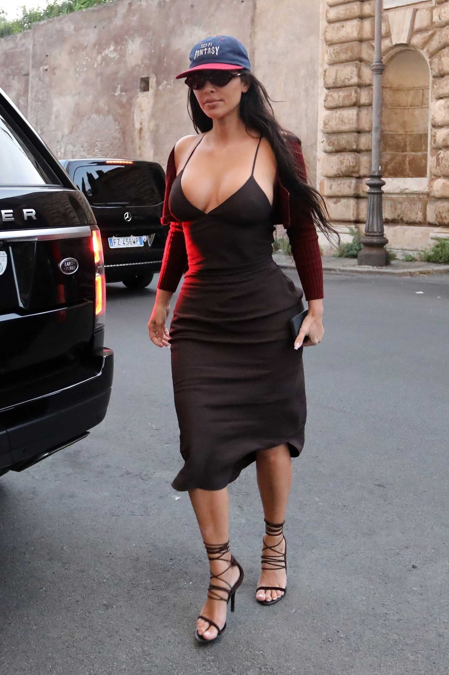 Kim Kardashian in a Brown Dress Leaves Her Hotel in Rome – Celeb Donut