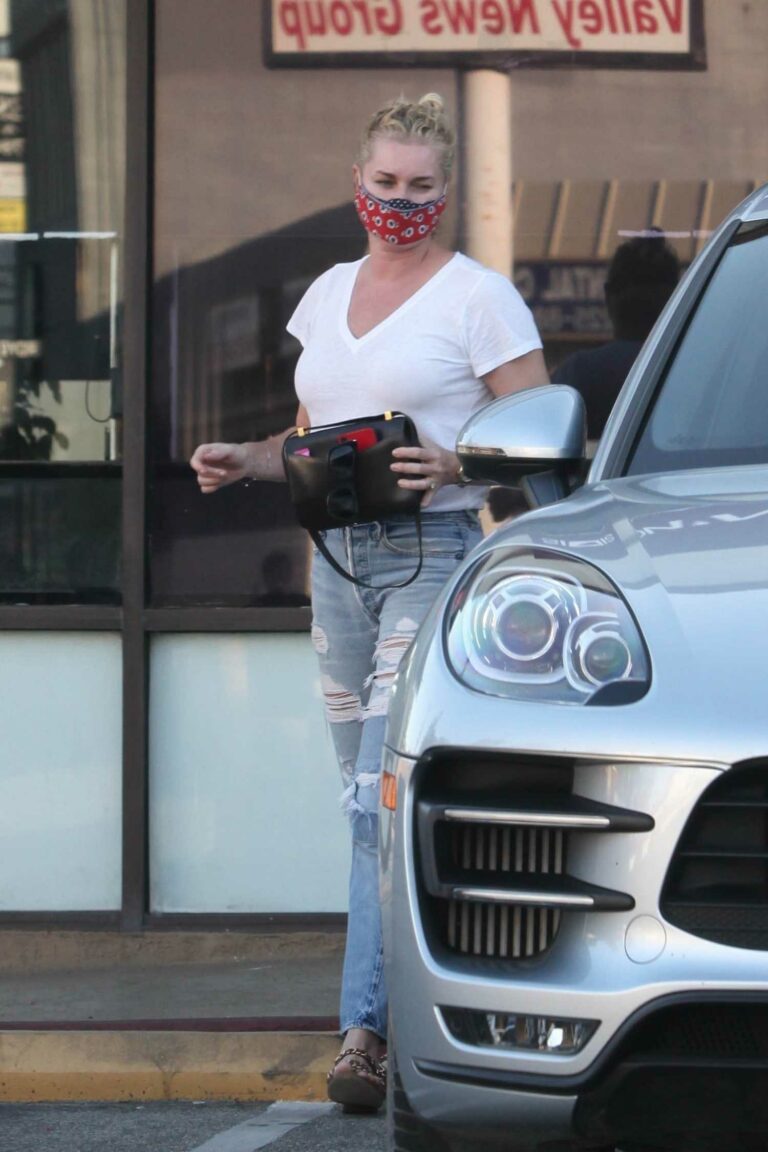 Rebecca Romijn in a Blue Ripped Jeans Was Seen Out in Calabasas – Celeb