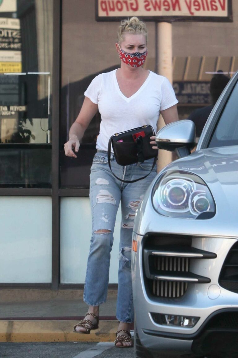 Rebecca Romijn in a Blue Ripped Jeans Was Seen Out in Calabasas – Celeb