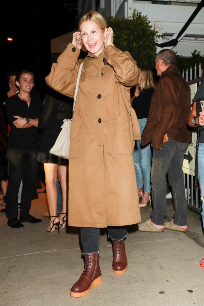 Kelly Rutherford in a Tan Trench Coat