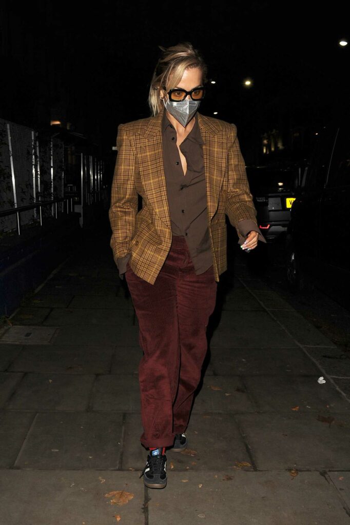 in a Silver Protective Mask Got in a Waiting Car in London 11/09/2021
