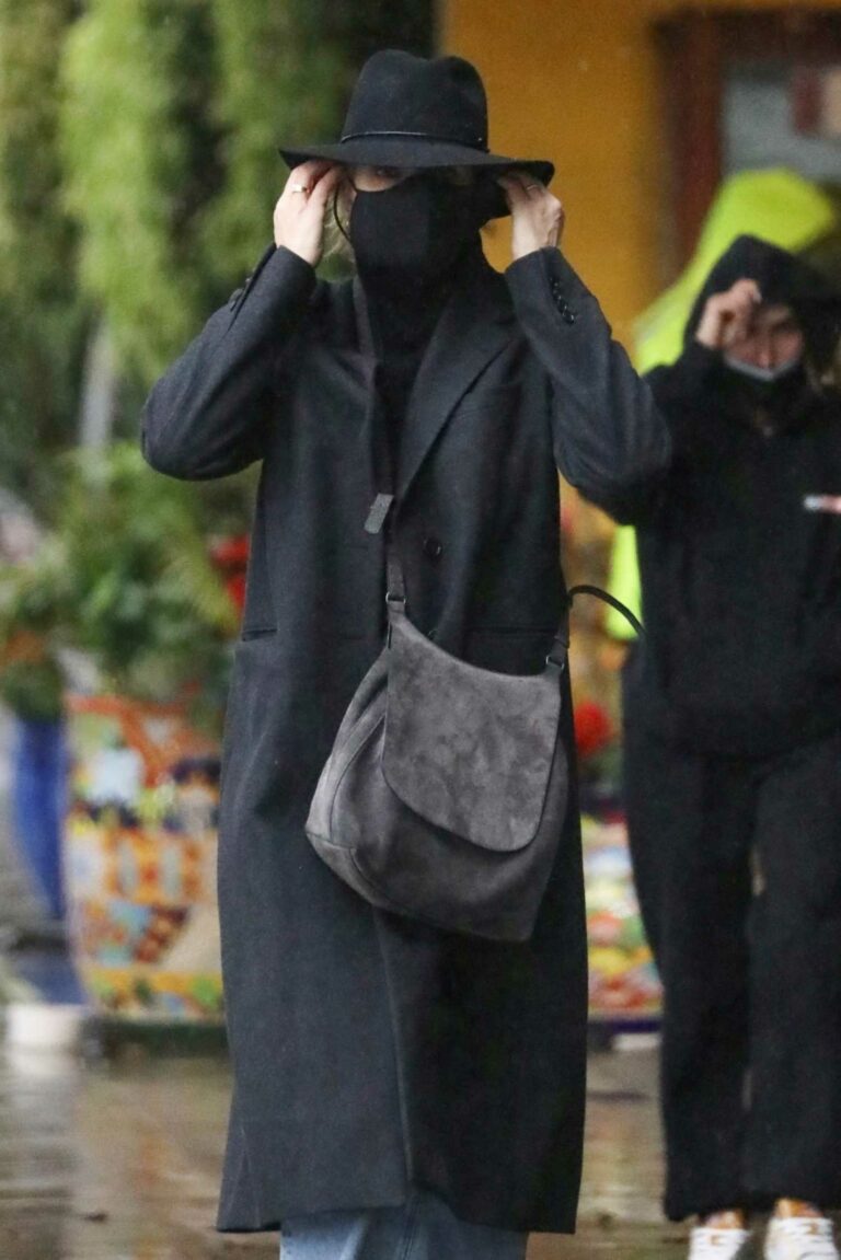 Cameron Diaz in a Black Hat Goes Shopping in the Rain with Benji Madden ...