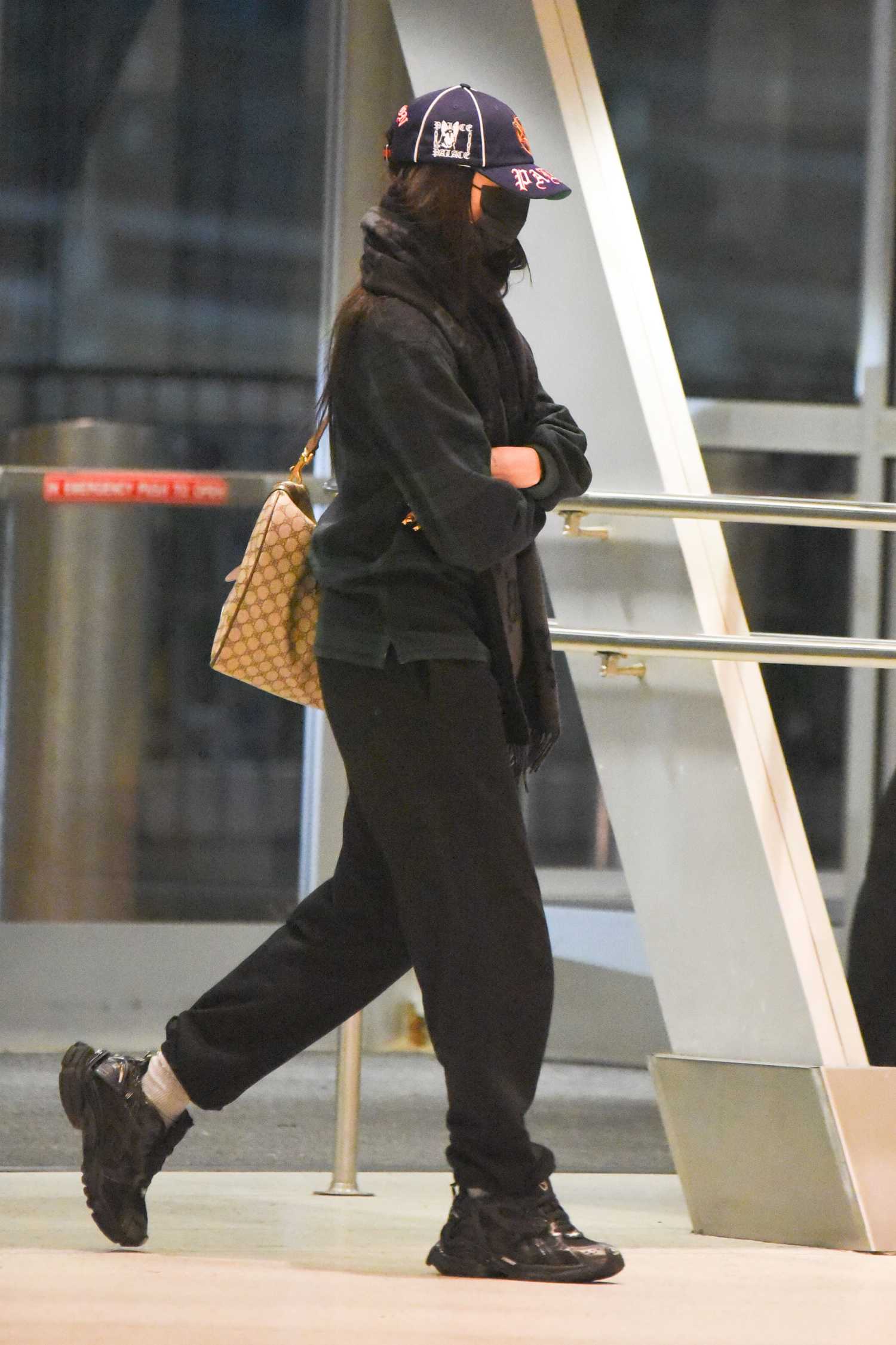Dou Li Mask Dua Lipa in a Black Protective Mask Was Seen Out in New York – Celeb Donut