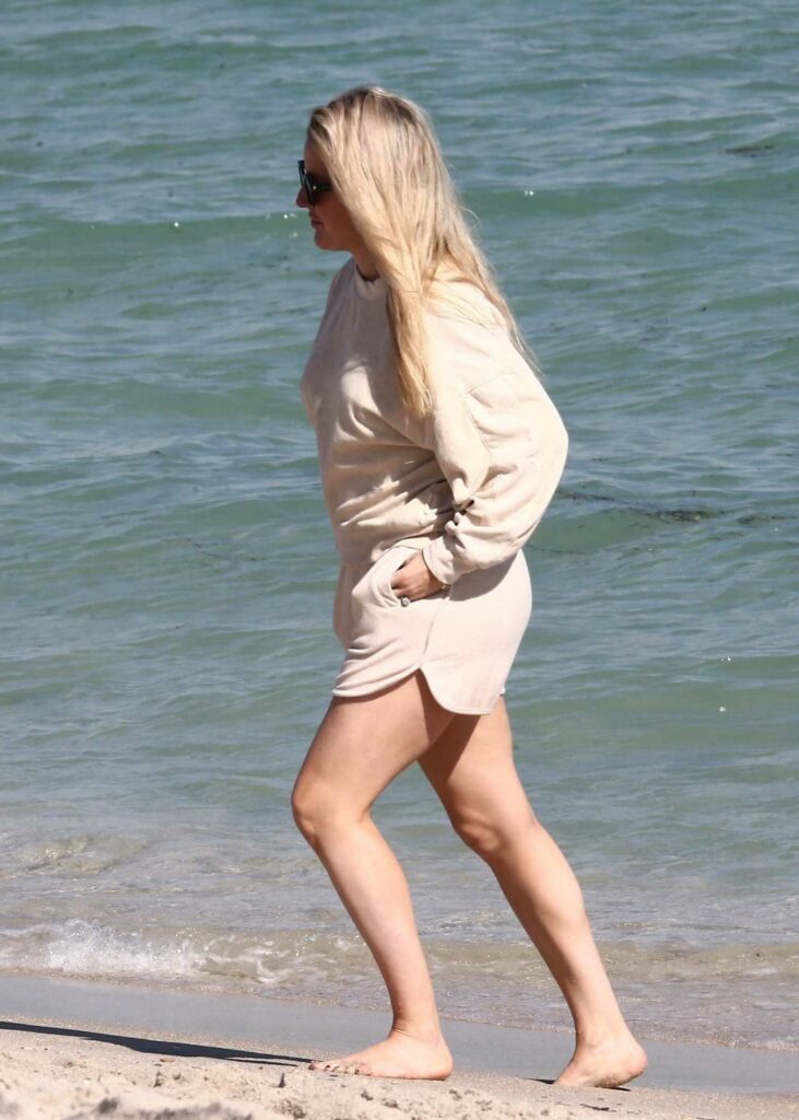 Ellie Goulding in a Beige Sweatshirt