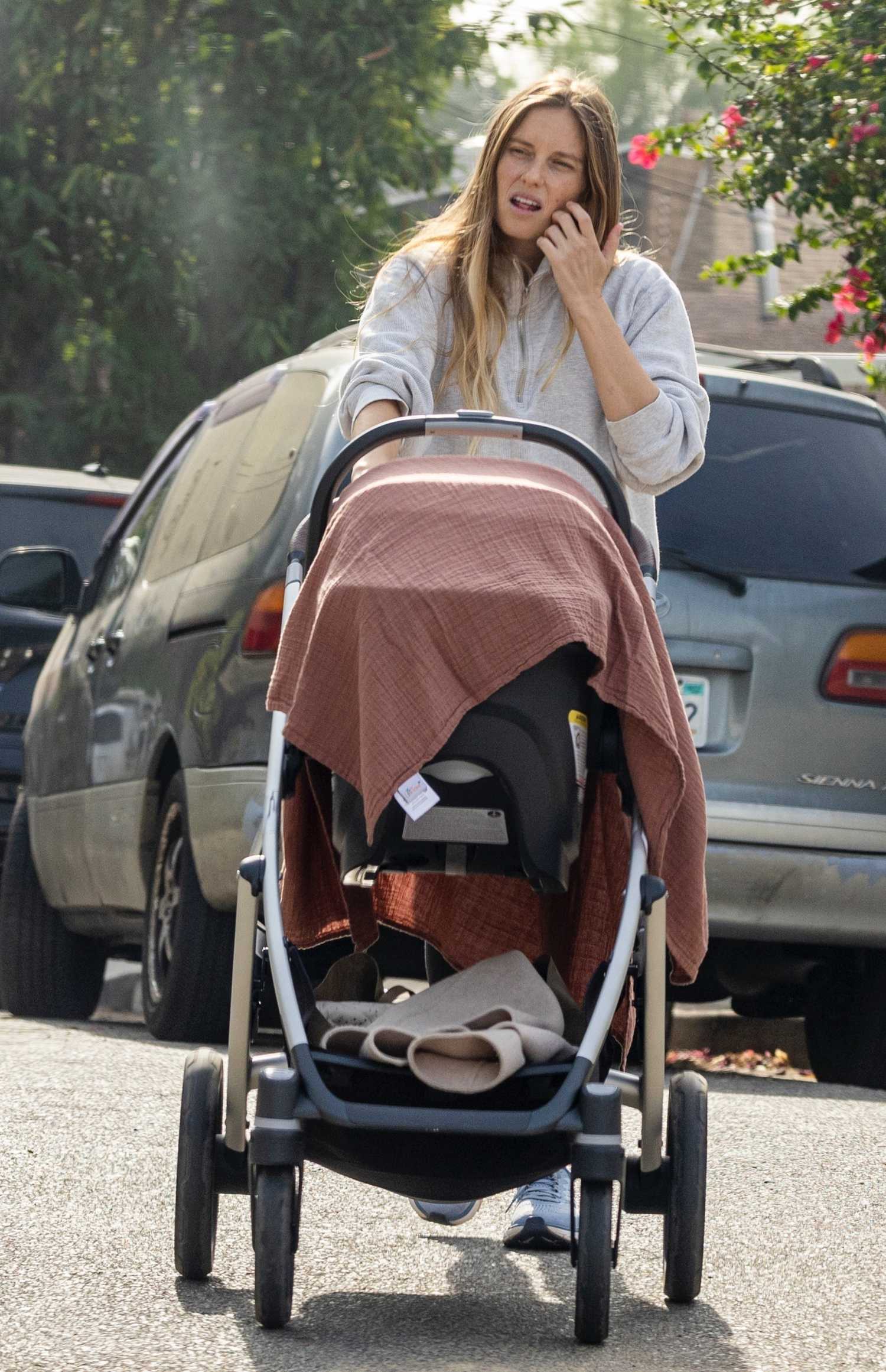 Lindsay Rae Lindsay Rae Hofmann Walks Her Daughter Lucia in Silverlake – Celeb Donut