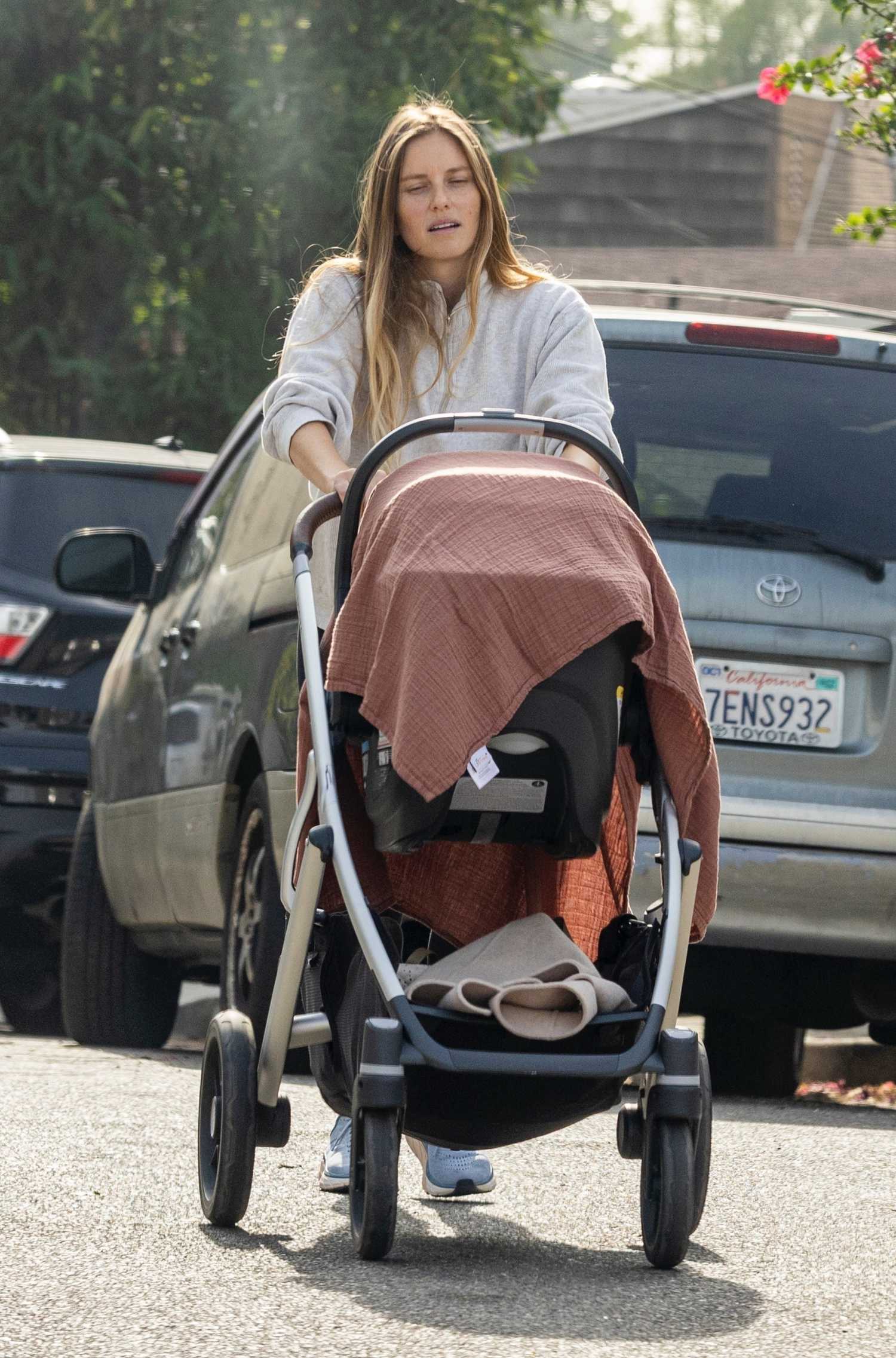 Lindsay Rae Lindsay Rae Hofmann Walks Her Daughter Lucia in Silverlake – Celeb Donut