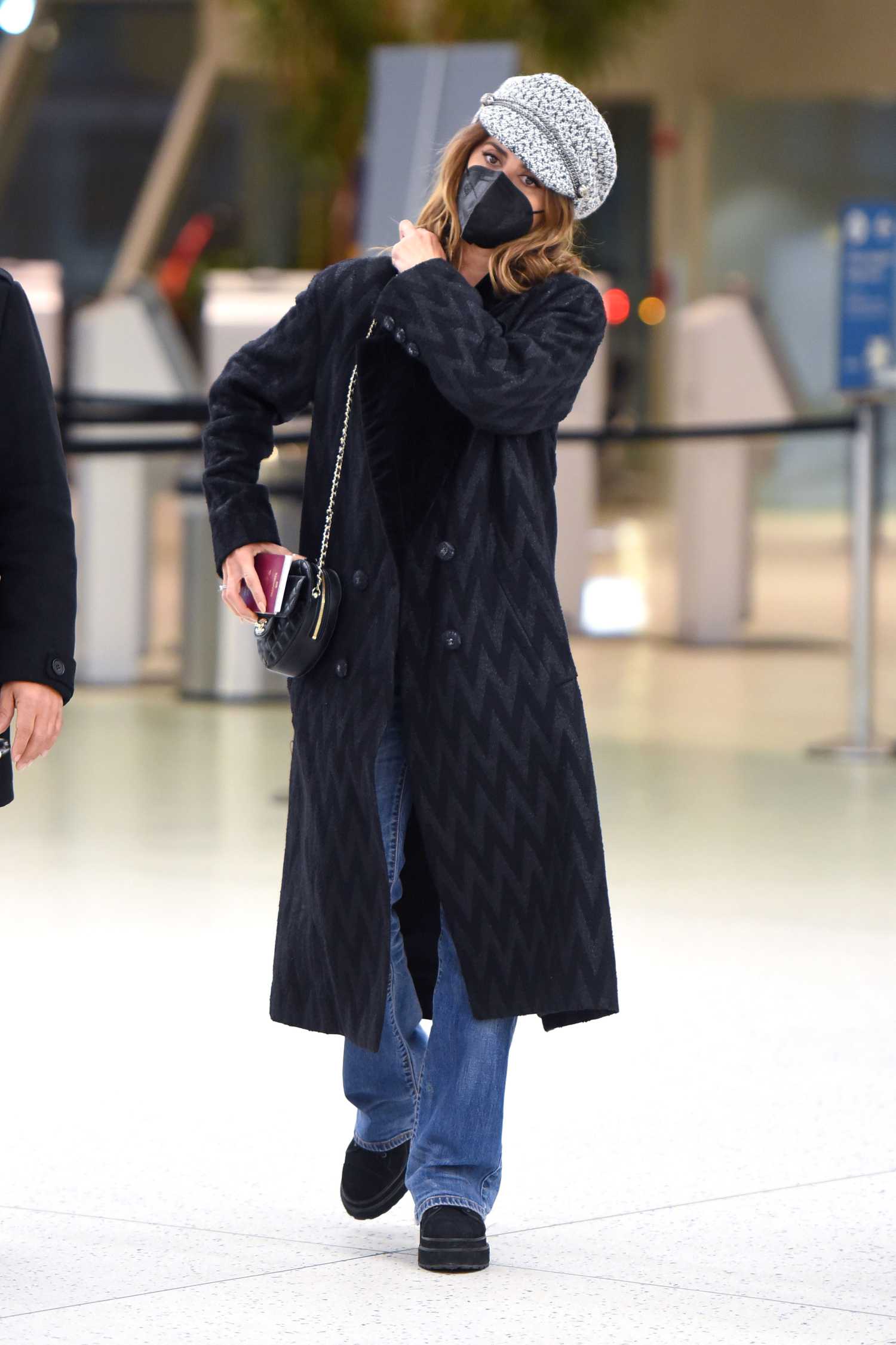 Penelope Cruz in a Black Coat Arrives JFK Airport in New York – Celeb Donut