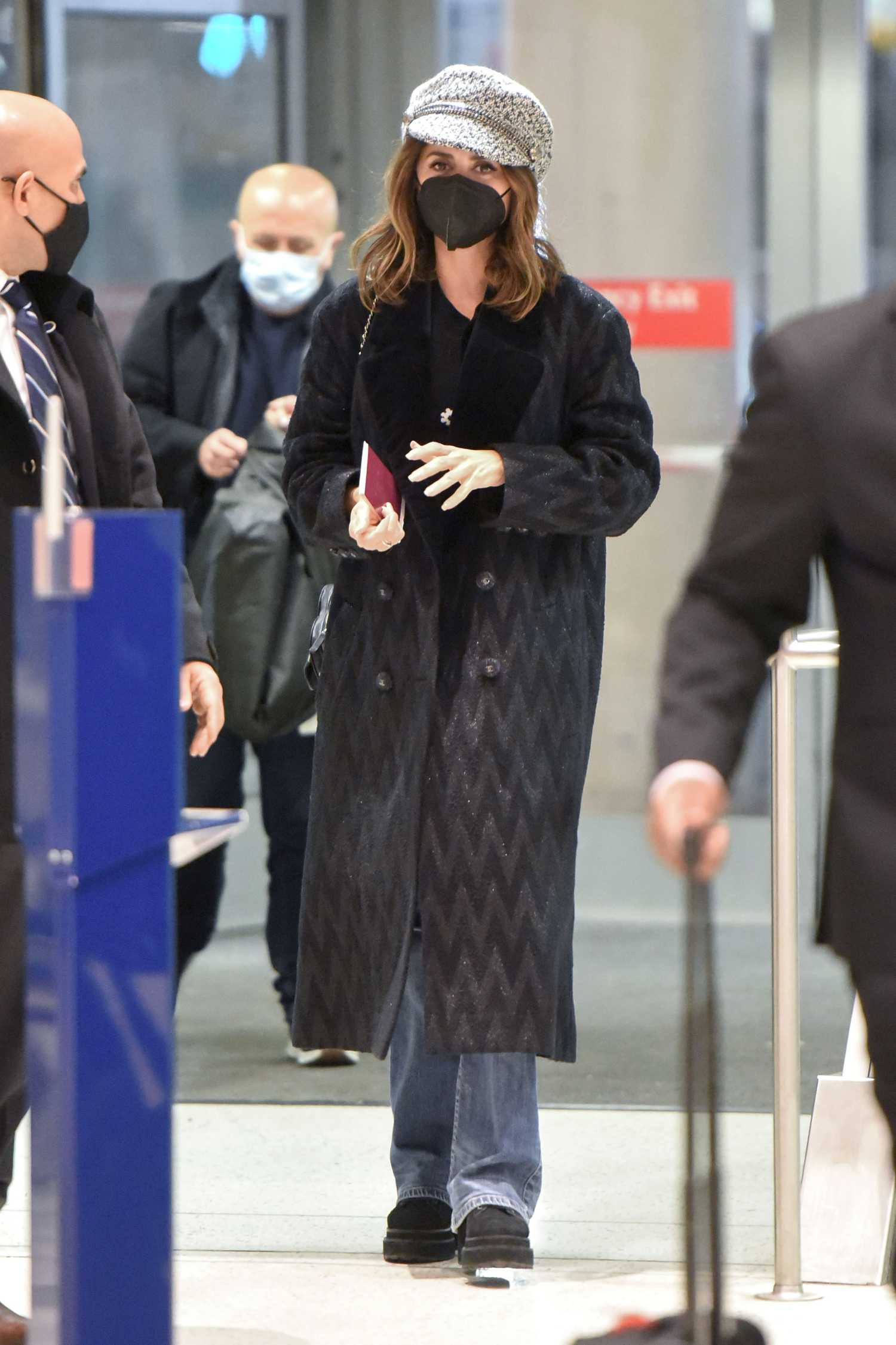 Penelope Cruz in a Black Coat Arrives JFK Airport in New York – Celeb Donut