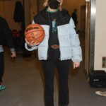 Heidi Gardner in a Black Protective Mask Arrives at San Antonio Spurs vs New York Knicks Basketball Game at Madison Square Garden in New York