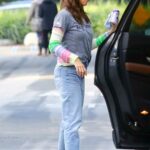 Jennifer Garner in a Blue Jeans Arrives Home in Brentwood