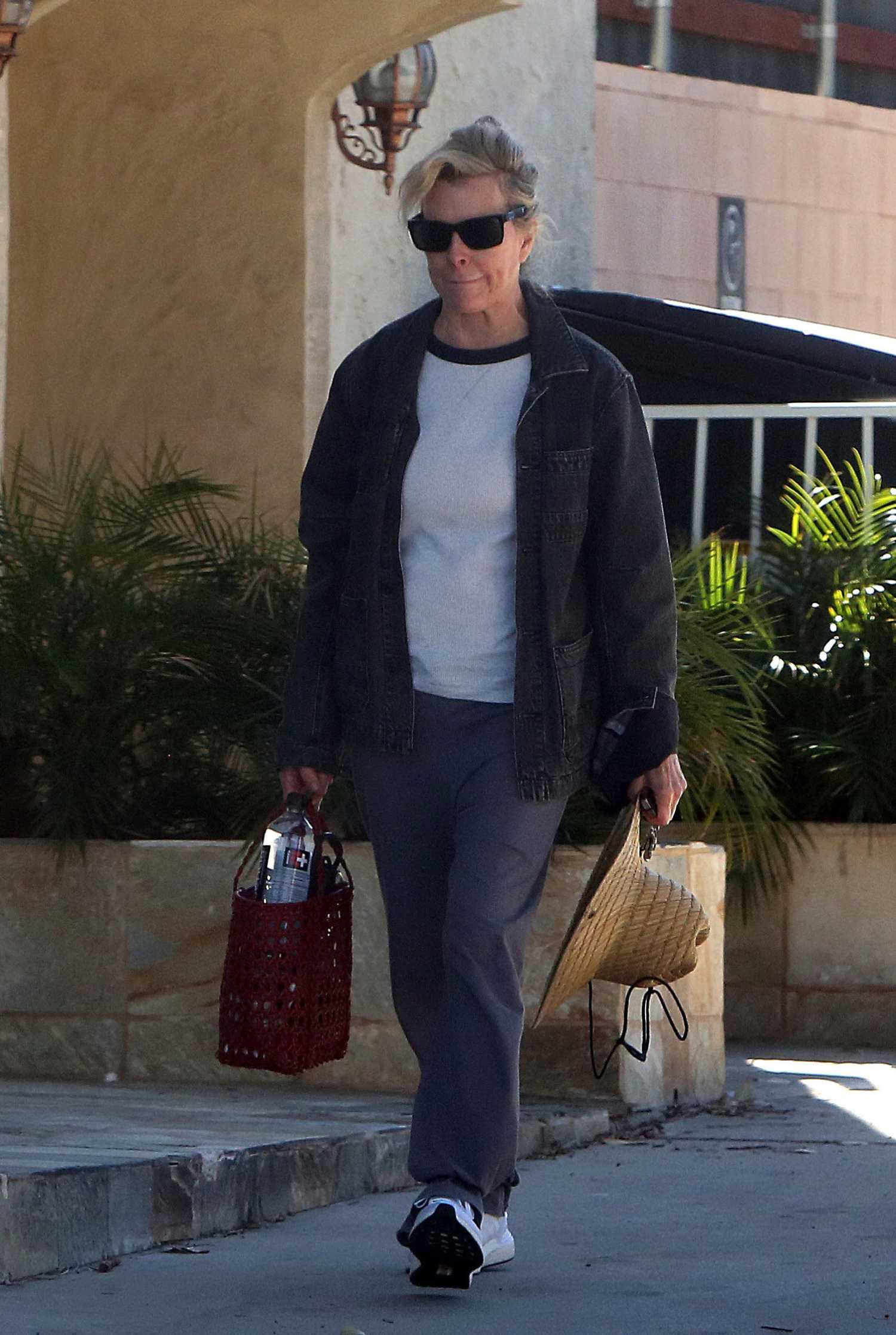 Kim Basinger In A Black Jacket Was Seen Out In Los Angeles – Celeb Donut