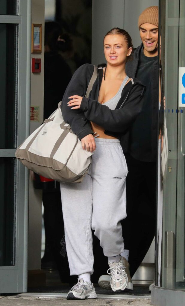 Maisie Smith in a Grey Sweatpants