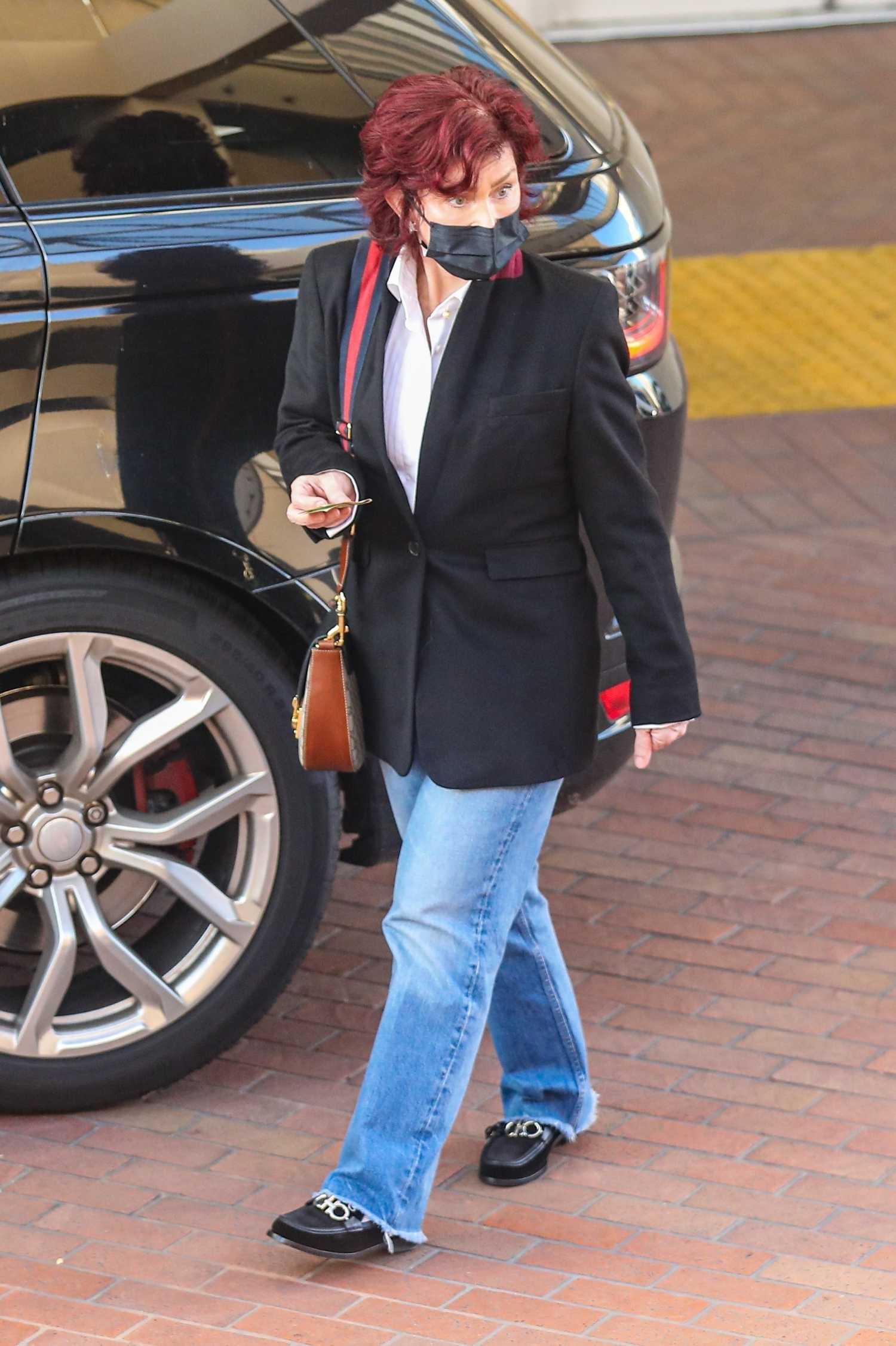 Sharon Osbourne in a Black Blazer Goes Shopping Alongside Family