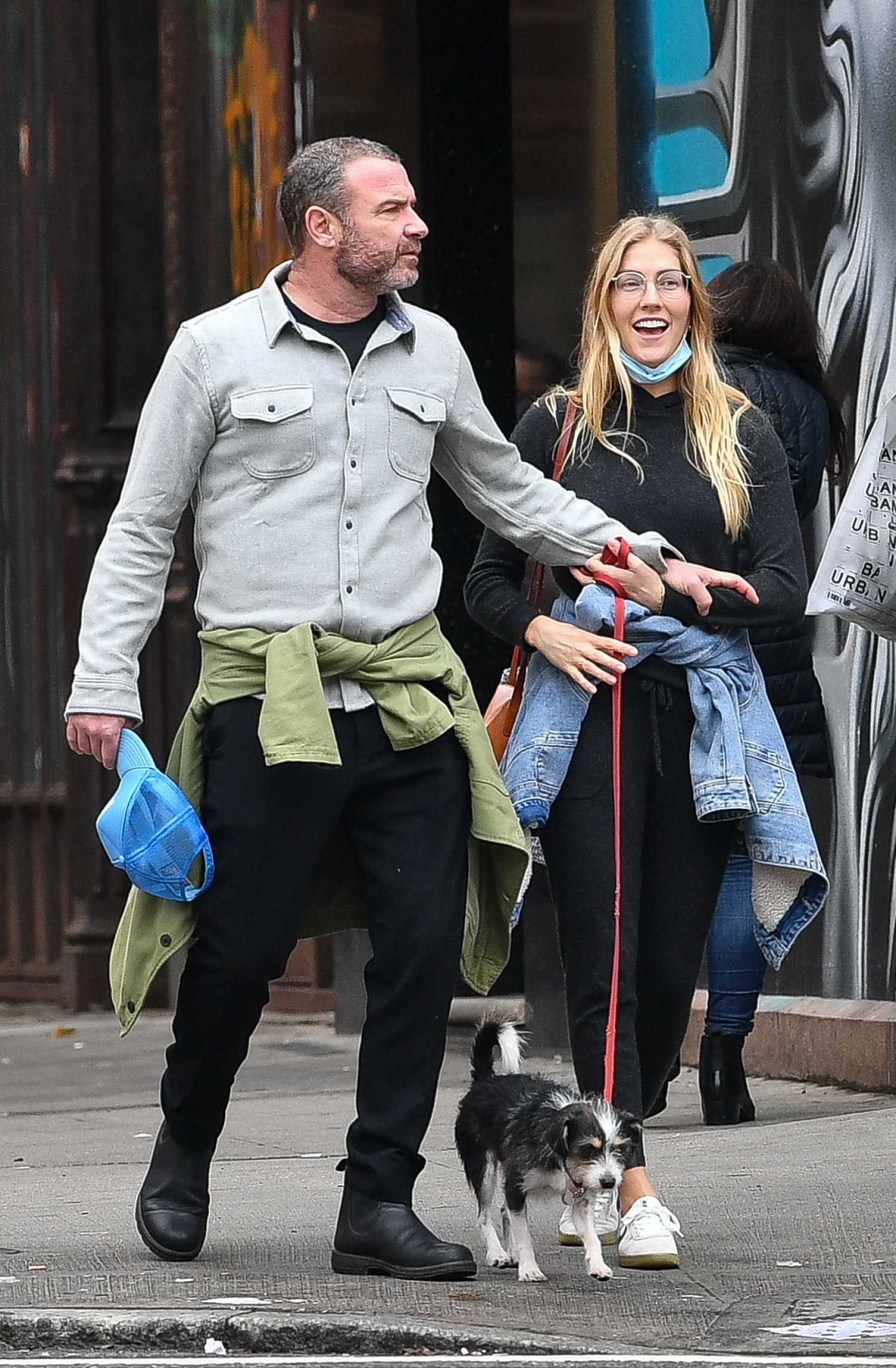 Taylor Neisen in a White Sneakers Walks Her Dog Out with Liev Schreiber