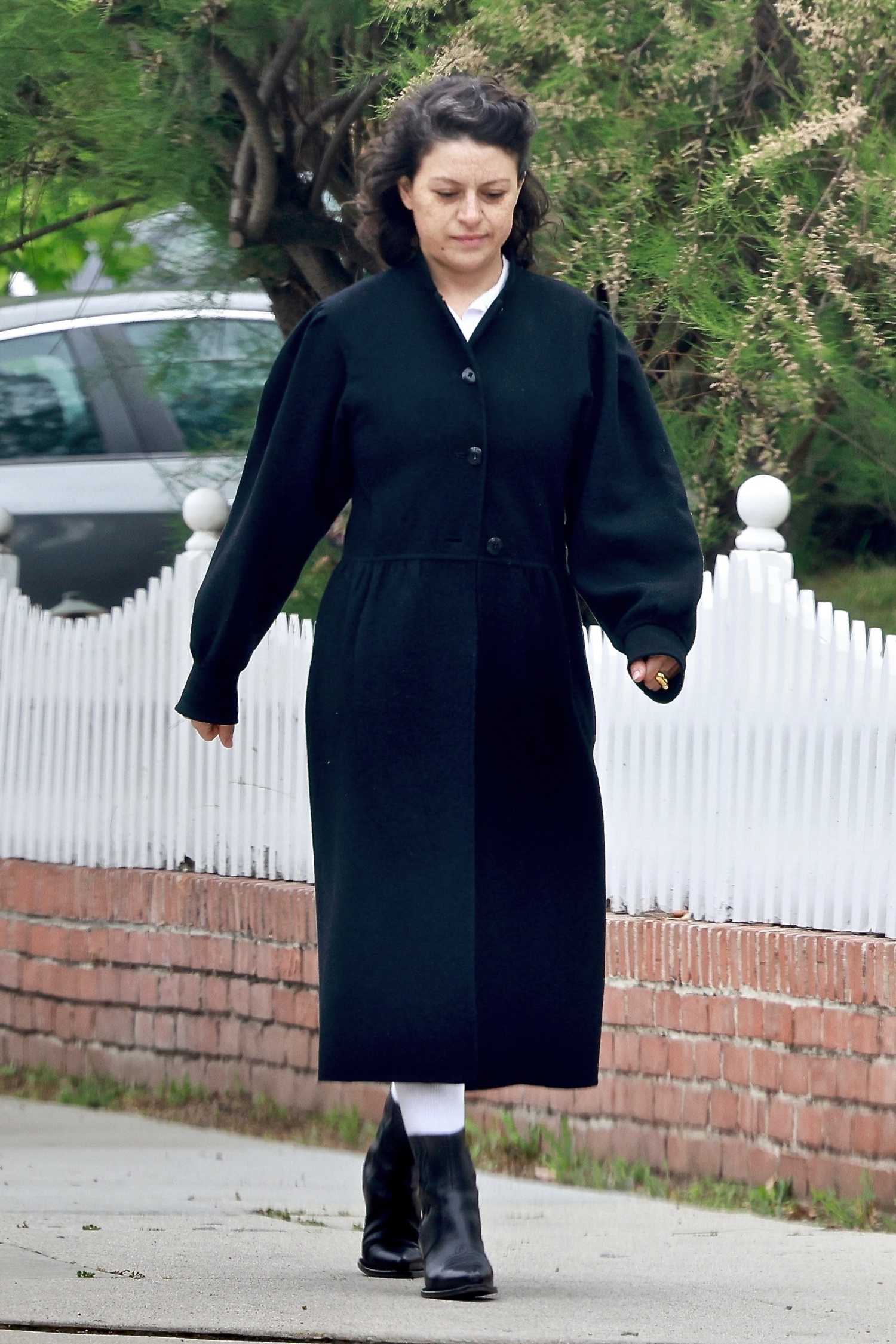 Alia Shawkat in a Black Coat Was Seen Out in Los Feliz – Celeb Donut