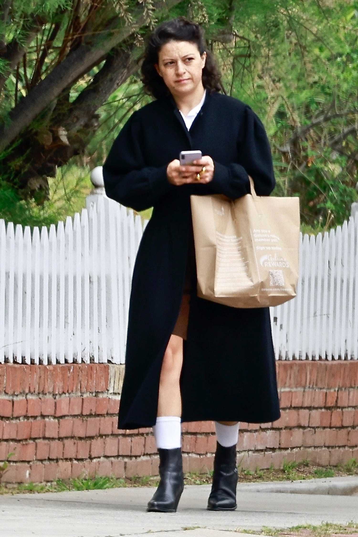 Alia Shawkat in a Black Coat Was Seen Out in Los Feliz – Celeb Donut