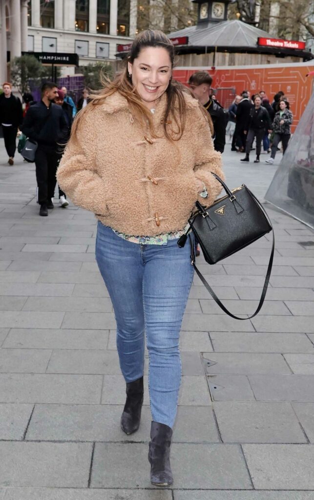 Kelly Brook in a Blue Jeans