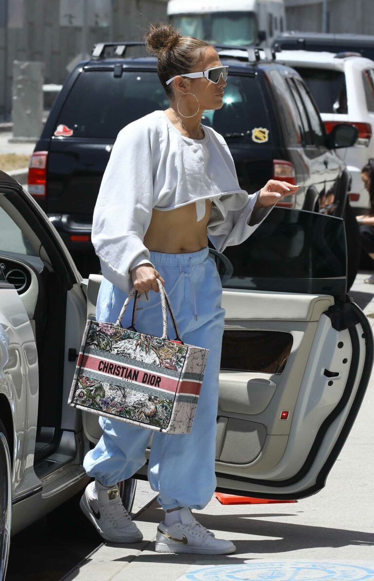 Jennifer Lopez in a White Sneakers Heads to a Dance Studio in Los ...