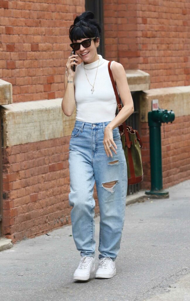 Lily Allen in a Blue Ripped Jeans