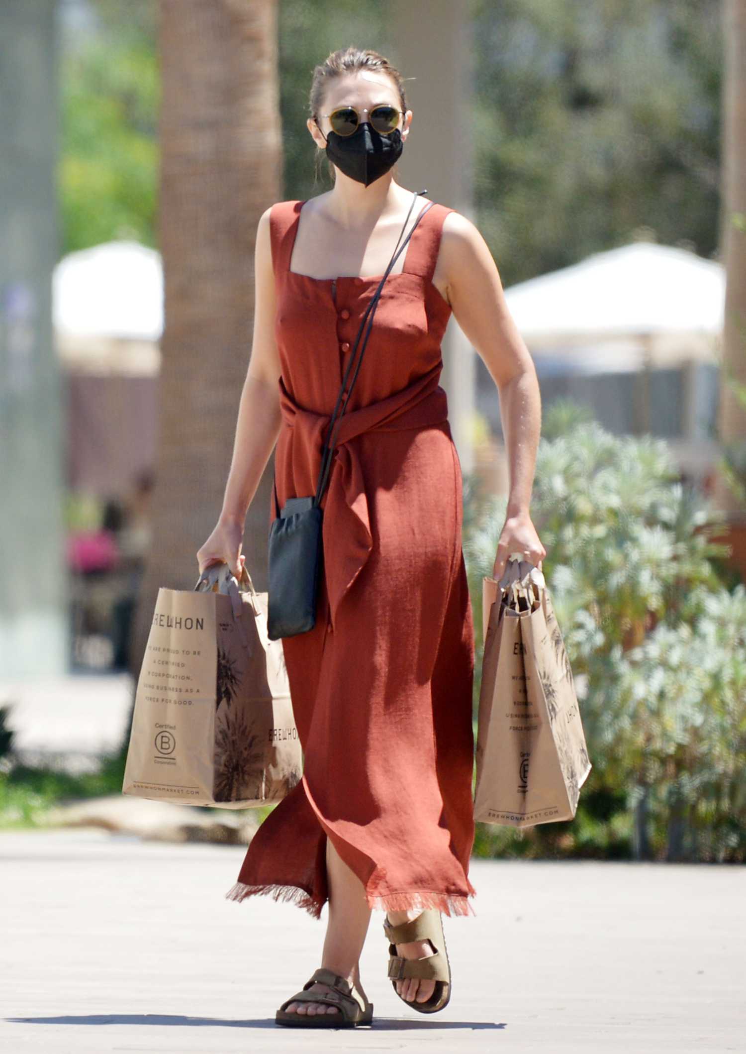 Elizabeth Olsen In A Black Protective Mask Goes Grocery Shopping In La Celeb Donut 