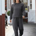 Jennifer Garner in a Grey Sweatsuit Arrives at a Workout in Los Angeles
