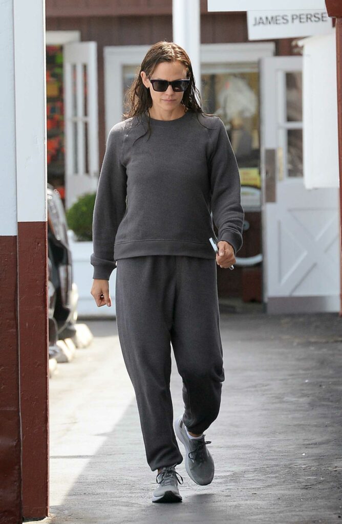 Jennifer Garner in a Grey Sweatsuit