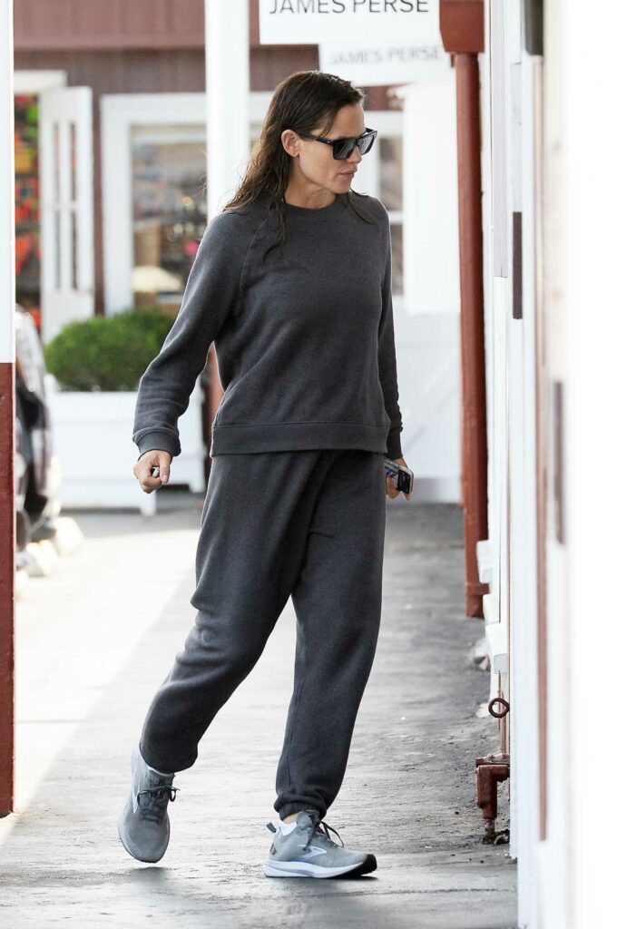 Jennifer Garner in a Grey Sweatsuit