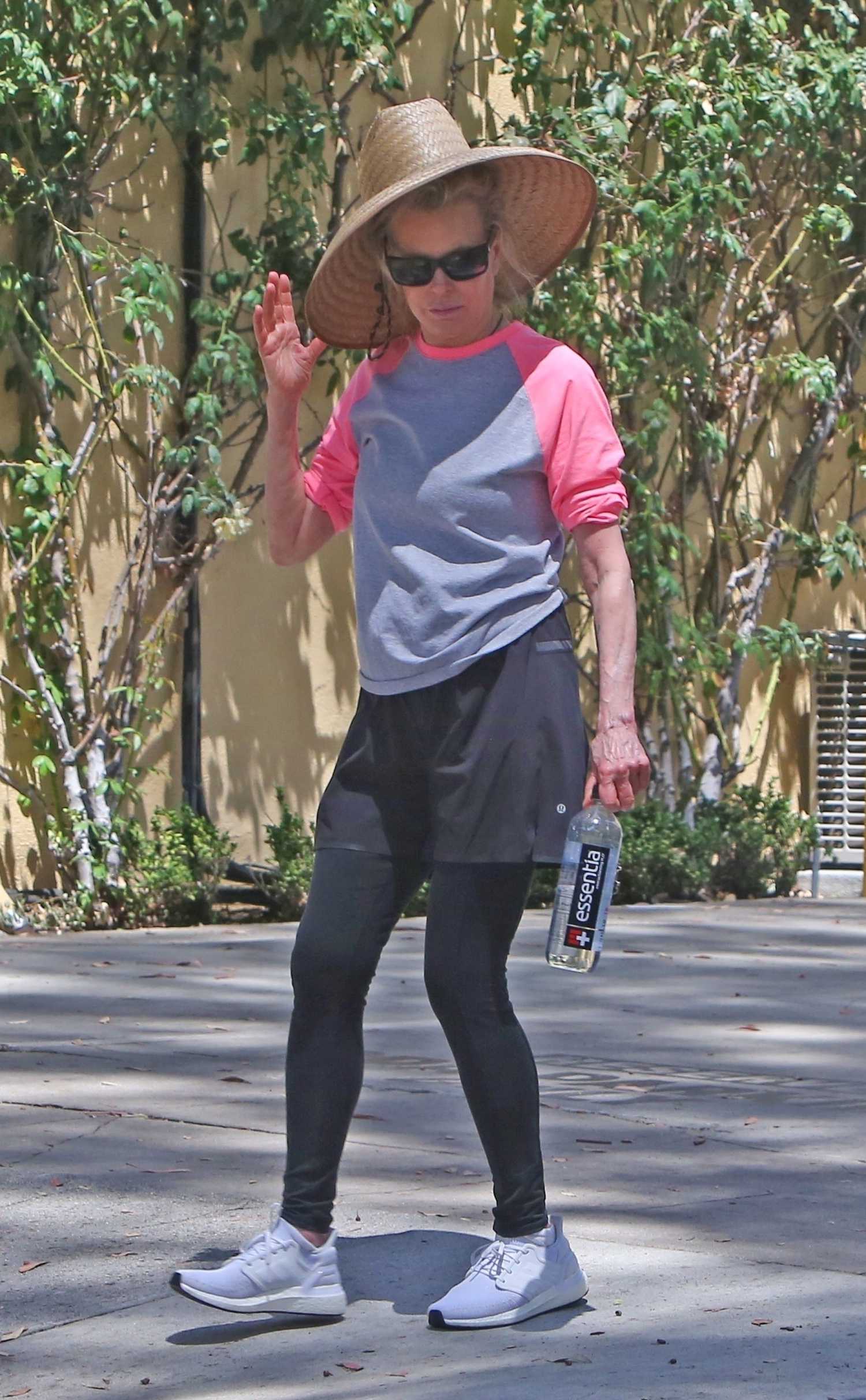 Kim Basinger in a Straw Hat Leaves Her Workout in Los Angeles – Celeb Donut