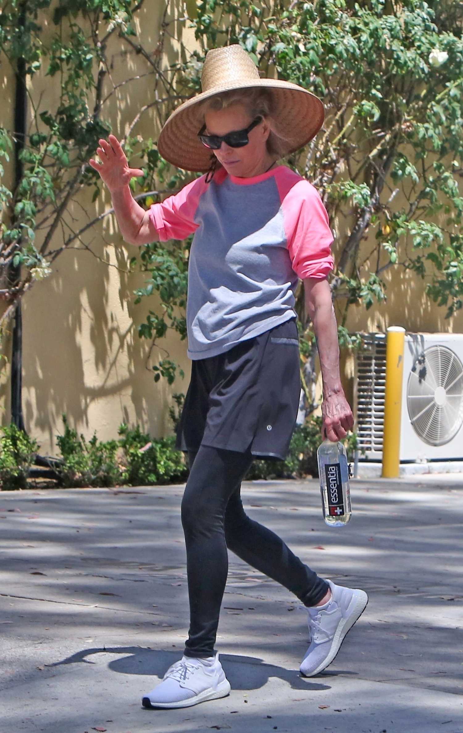 Kim Basinger in a Straw Hat Leaves Her Workout in Los Angeles – Celeb Donut