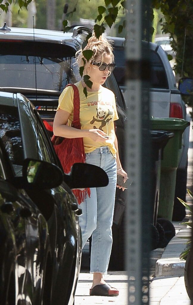 Kate Hudson in a Yellow Tee
