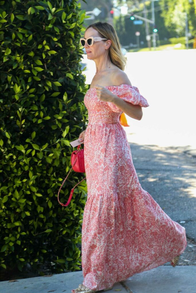 Leslie Mann in a Pink Floral Dress