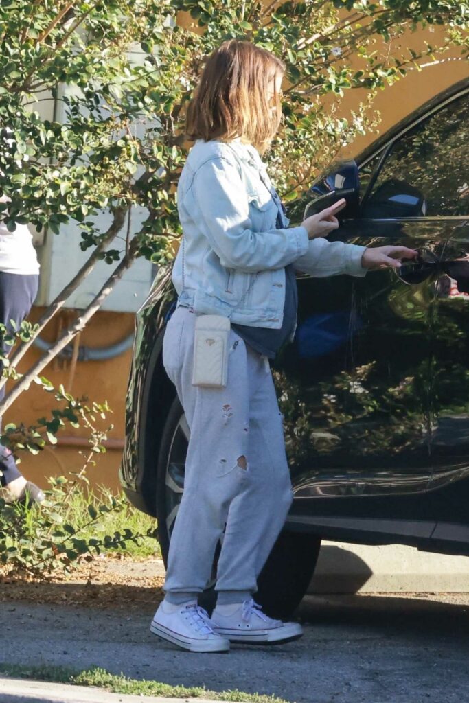 Kate Mara in a Grey Ripped Sweatpants