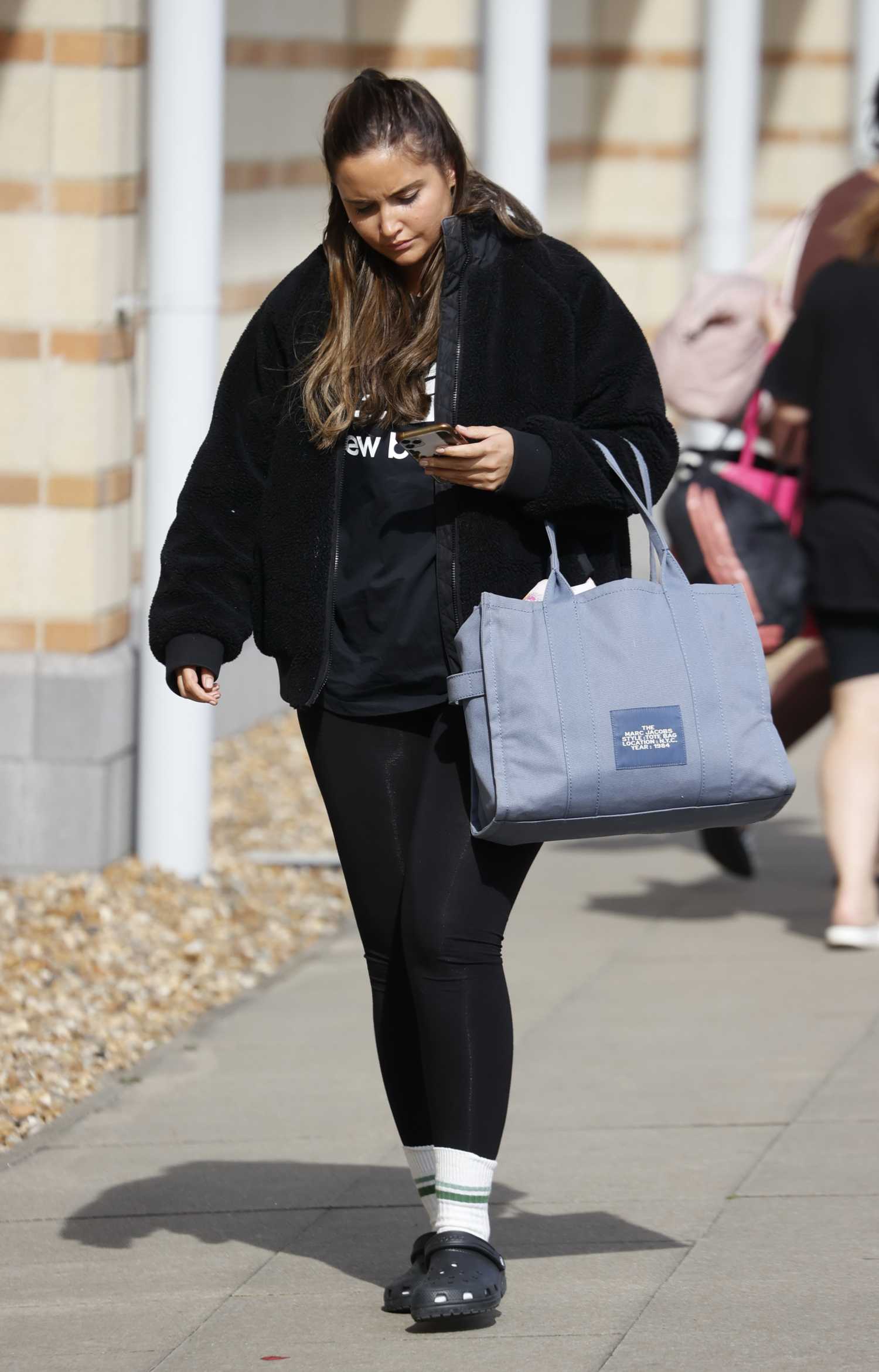 Jacqueline Jossa in a Black Outfit Heads to the Gym in Essex – Celeb Donut