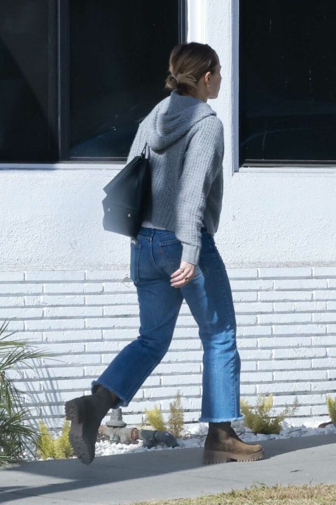 Kristen Bell in a Grey Knitted Hoodie