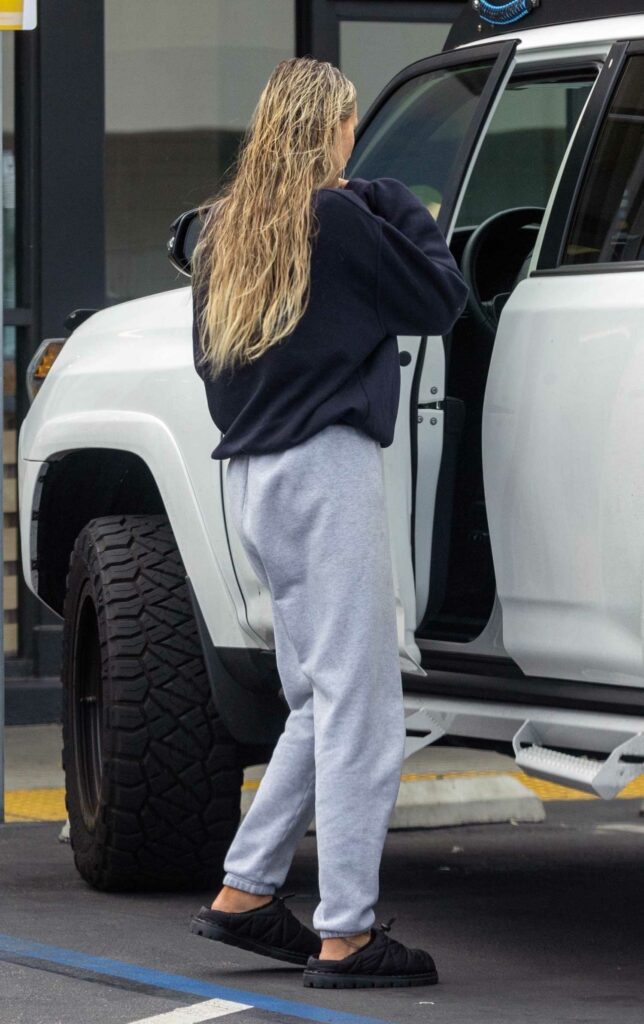 Tish Cyrus in a Grey Sweatpants