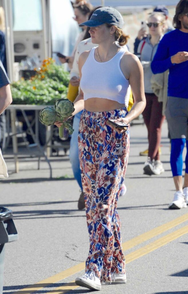 Shailene Woodley in a White Cropped Tank Top