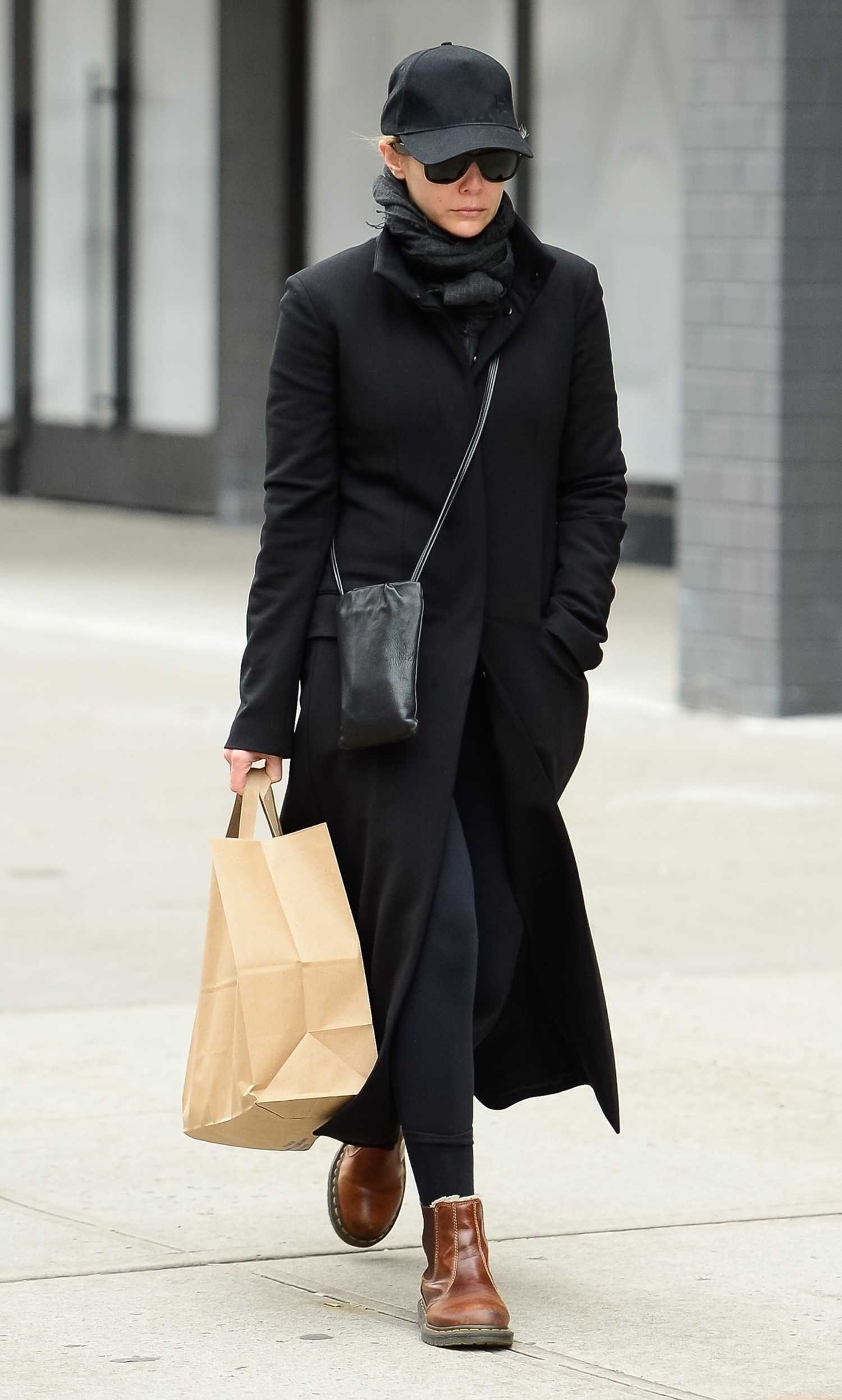 Elizabeth Olsen in a Black Coat Goes Shopping in New York – Celeb Donut