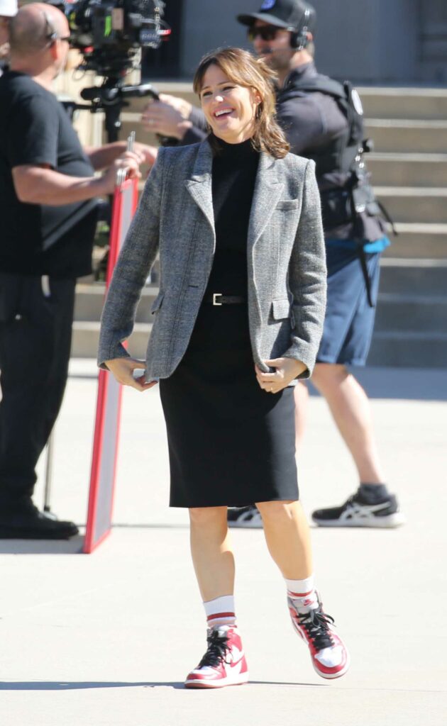 Jennifer Garner in a Grey Blazer